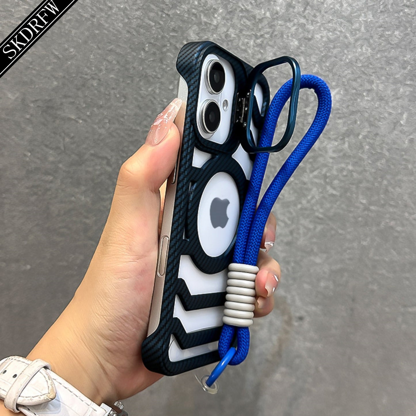Custodia Magnetica per iPhone in Fibra di Carbonio con Texture Sottile, Design Senza Bordi, Supporto per Lente e Cordino – Compatibile con iPhone 16/15/14/13/12 (Standard, Pro e Pro Max) – Supporta Ricarica Wireless
