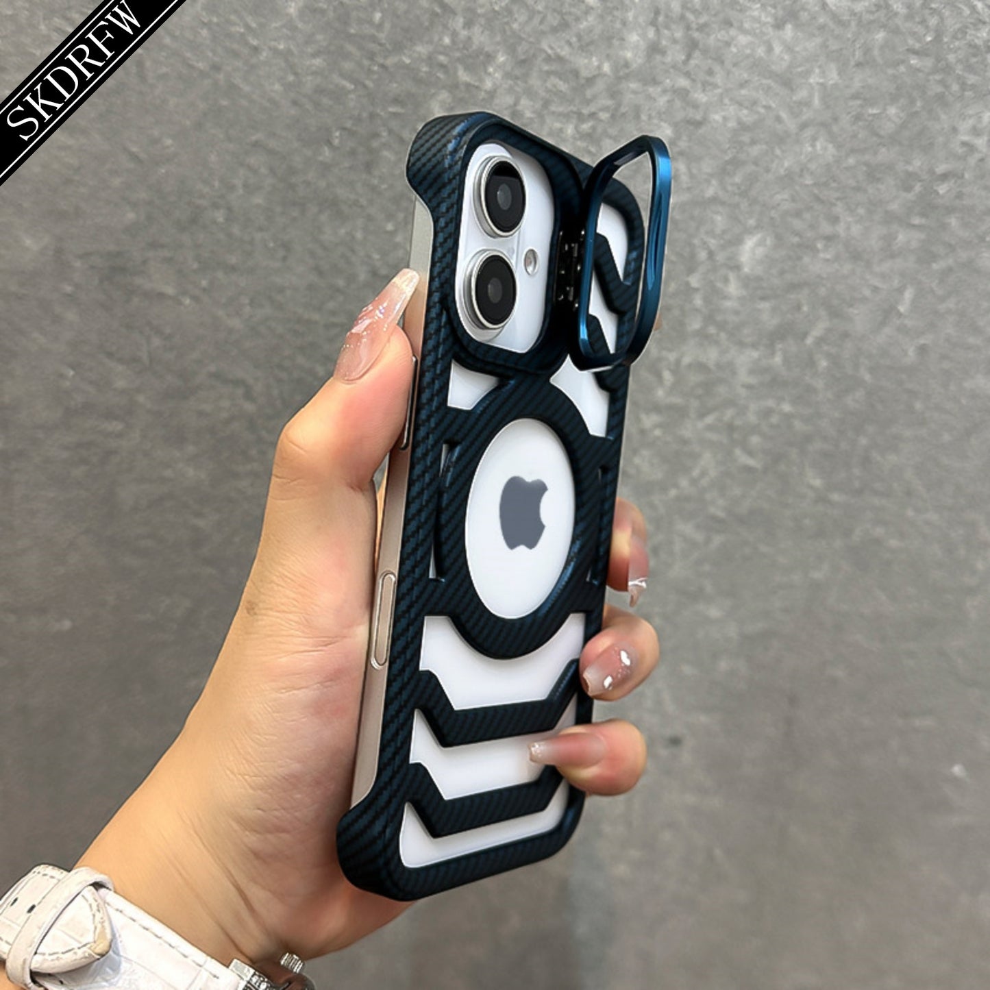 Custodia Magnetica per iPhone in Fibra di Carbonio con Texture Sottile, Design Senza Bordi, Supporto per Lente e Cordino – Compatibile con iPhone 16/15/14/13/12 (Standard, Pro e Pro Max) – Supporta Ricarica Wireless