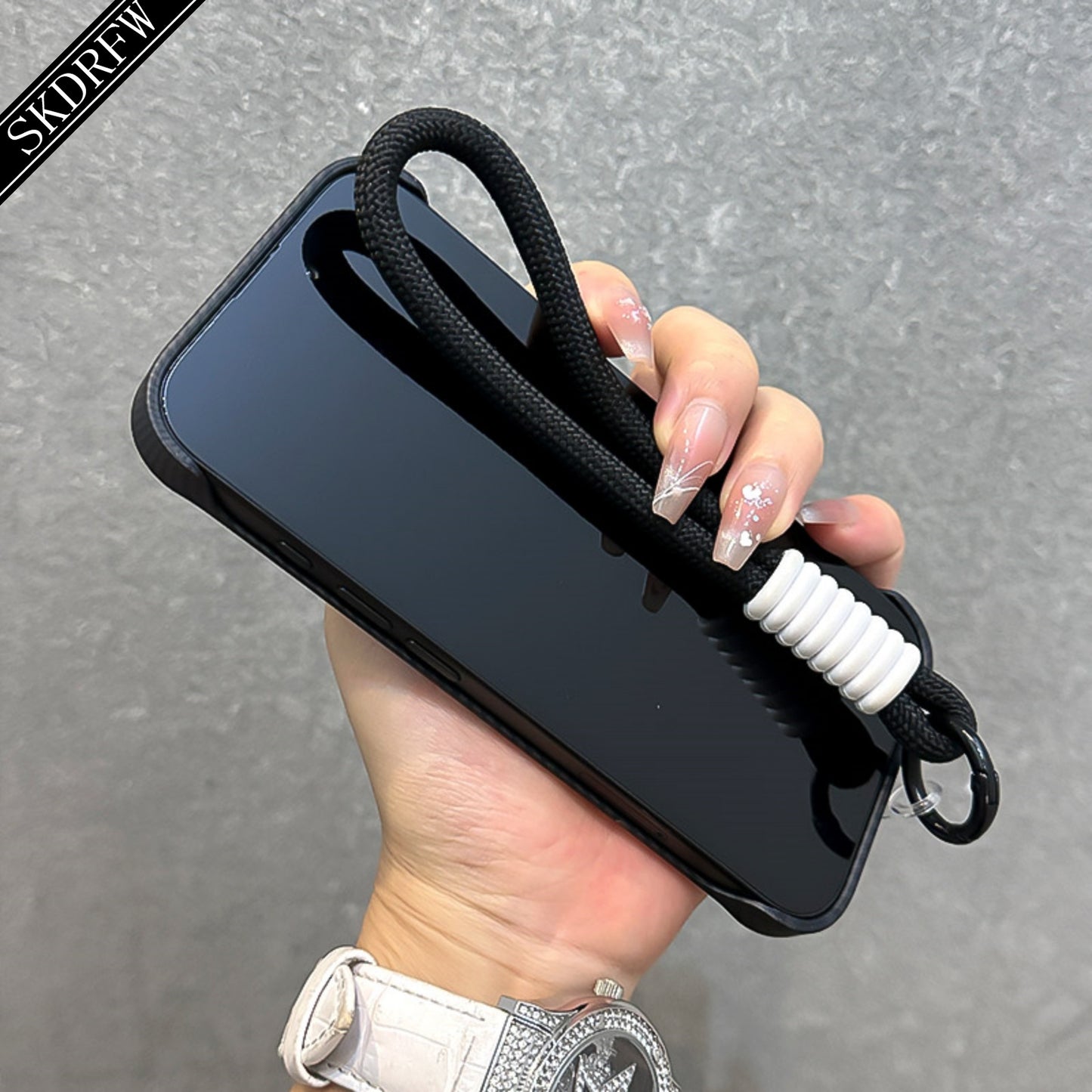 Custodia Magnetica per iPhone in Fibra di Carbonio con Texture Sottile, Design Senza Bordi, Supporto per Lente e Cordino – Compatibile con iPhone 16/15/14/13/12 (Standard, Pro e Pro Max) – Supporta Ricarica Wireless