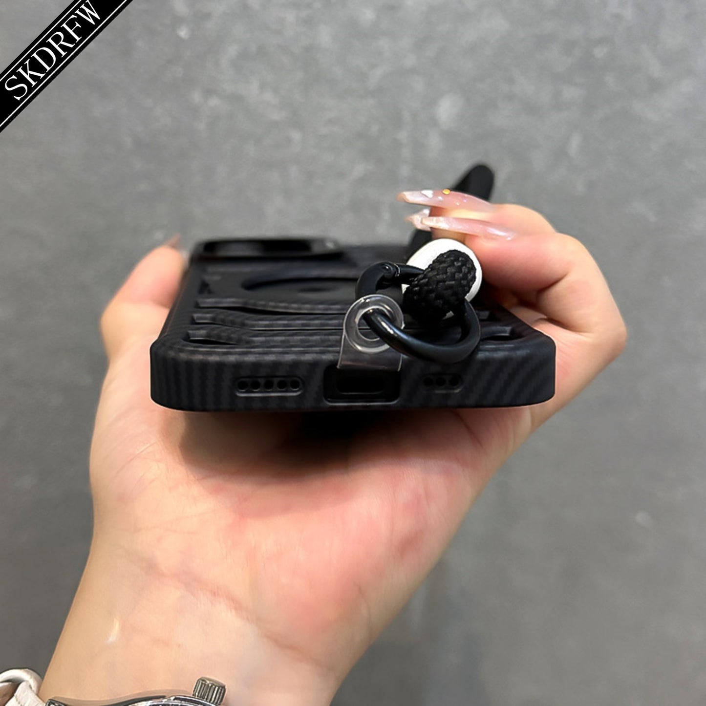 Custodia Magnetica per iPhone in Fibra di Carbonio con Texture Sottile, Design Senza Bordi, Supporto per Lente e Cordino – Compatibile con iPhone 16/15/14/13/12 (Standard, Pro e Pro Max) – Supporta Ricarica Wireless