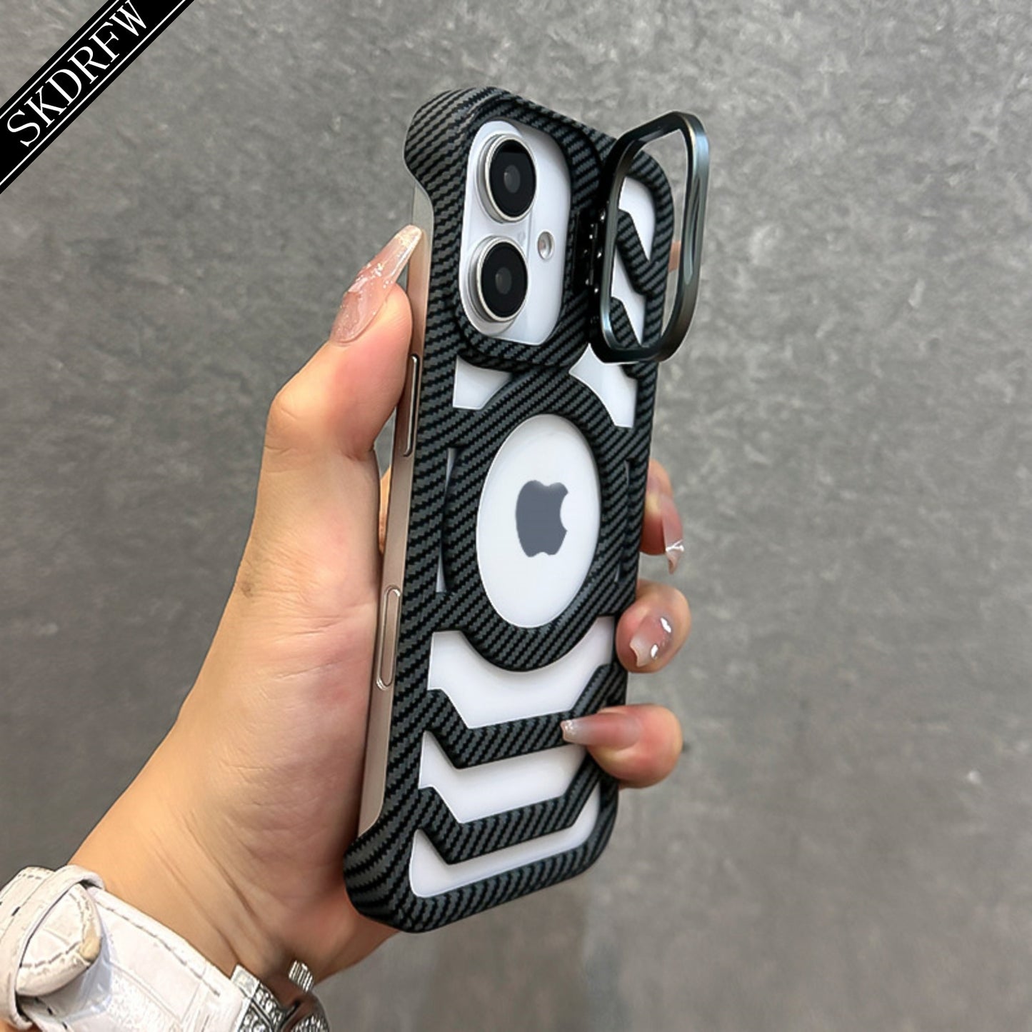 Custodia Magnetica per iPhone in Fibra di Carbonio con Texture Sottile, Design Senza Bordi, Supporto per Lente e Cordino – Compatibile con iPhone 16/15/14/13/12 (Standard, Pro e Pro Max) – Supporta Ricarica Wireless