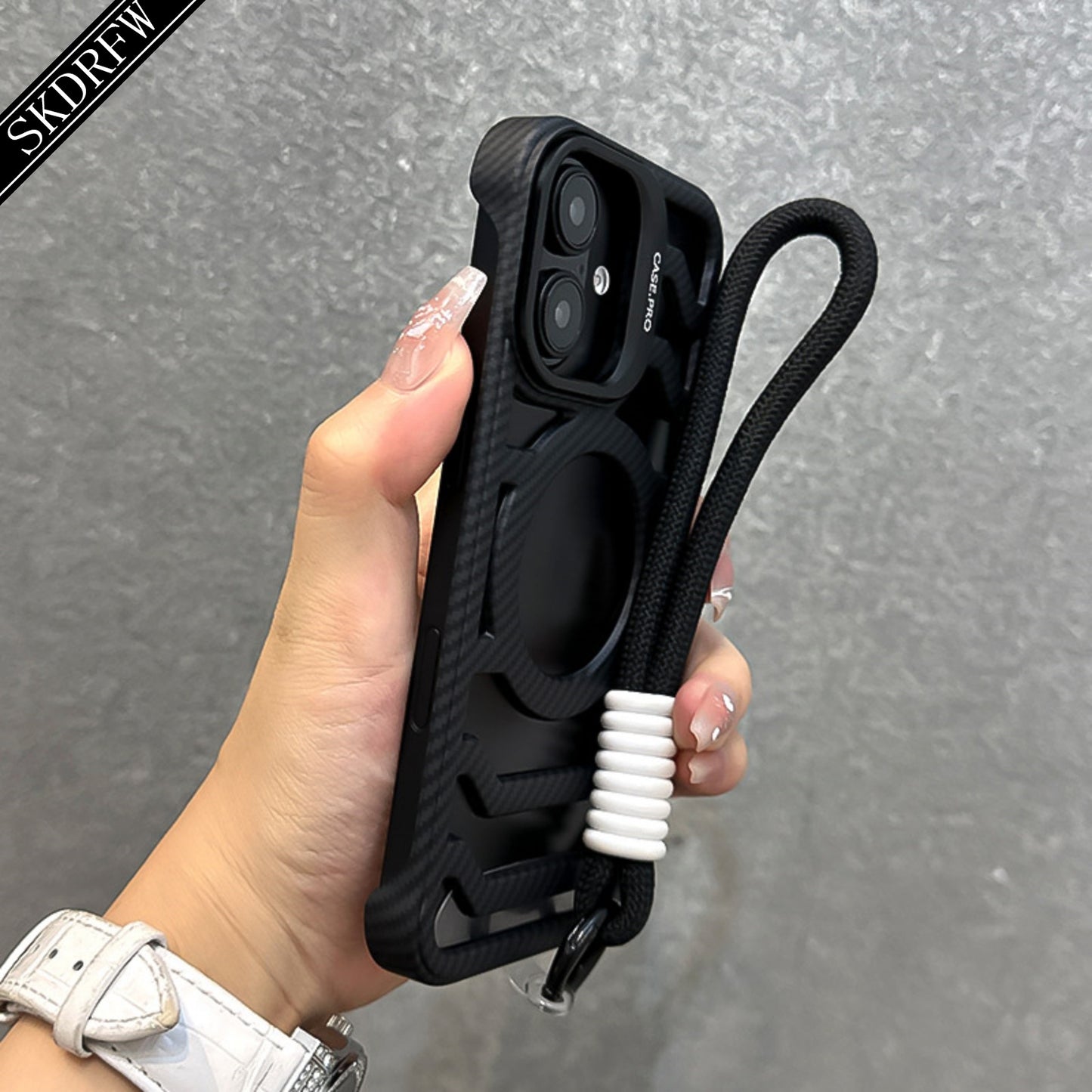 Custodia Magnetica per iPhone in Fibra di Carbonio con Texture Sottile, Design Senza Bordi, Supporto per Lente e Cordino – Compatibile con iPhone 16/15/14/13/12 (Standard, Pro e Pro Max) – Supporta Ricarica Wireless